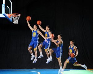 Posisi lutut lay-up yang benar saat melakukan lay up shoot bola basket adalah