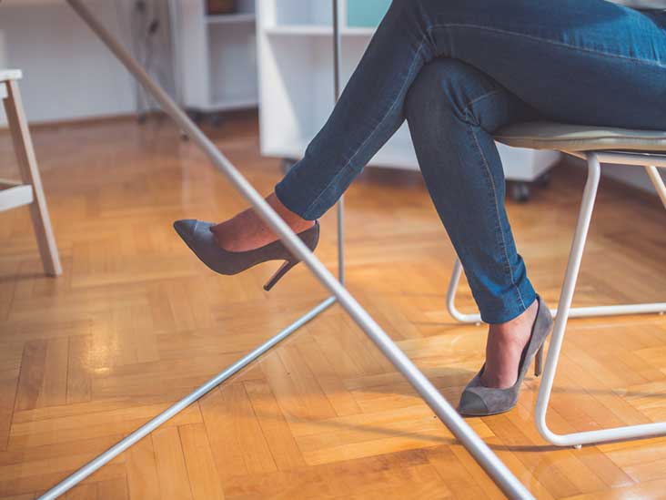 menyilangkan kaki saat duduk