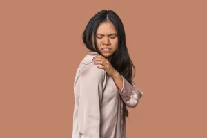 Begini Cara Mengatasi Nyeri yang Menjalar pada Bahu Sebelah Kiri - Patella